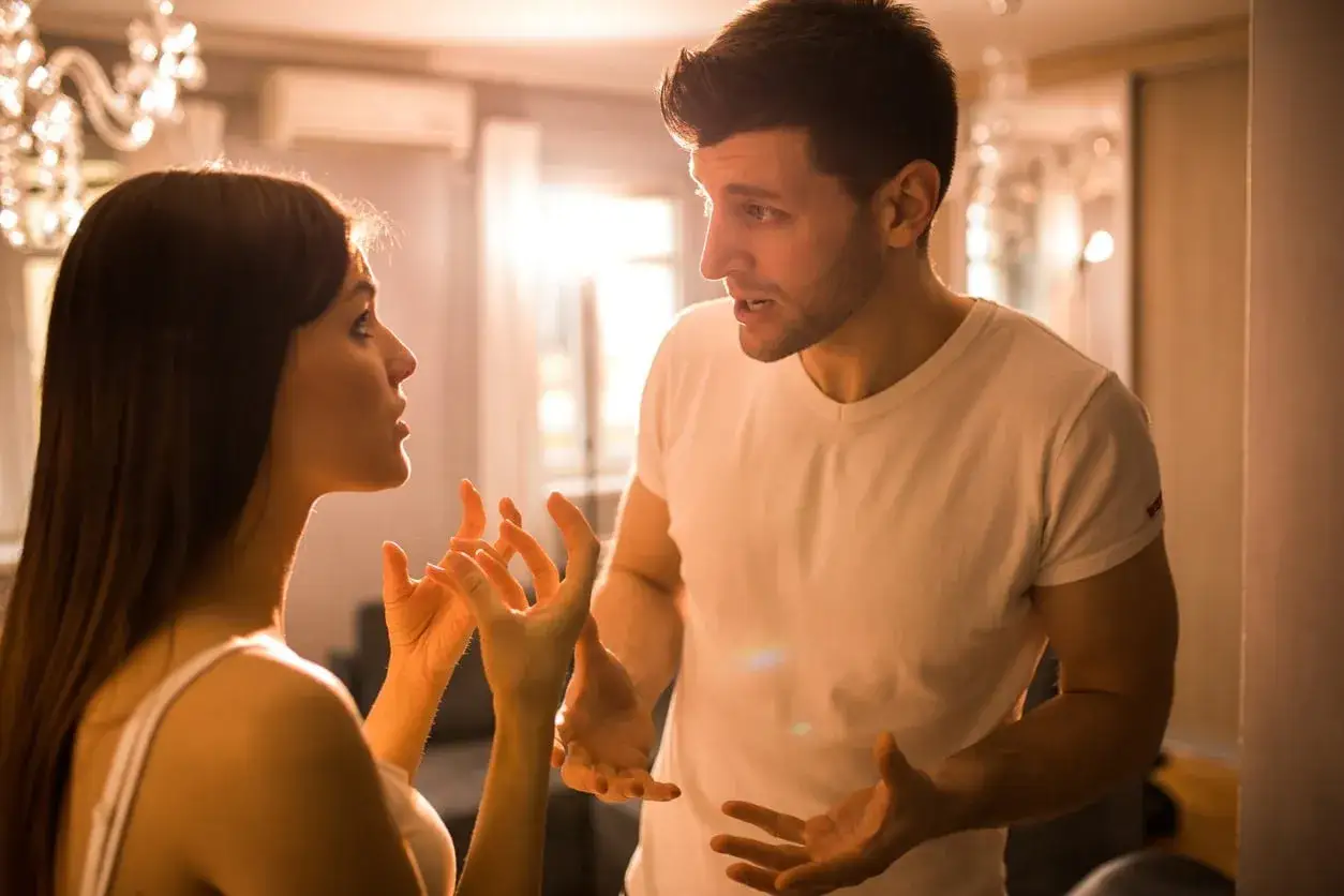 Un couple se dispute, leurs gestes traduisent l'absence de relations intimes. La tension est palpable.