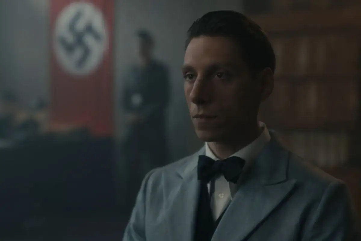 Filip film recenzja: młody mężczyzna w garniturze i muszce, w tle flaga ze swastyką i postać w mundurze.