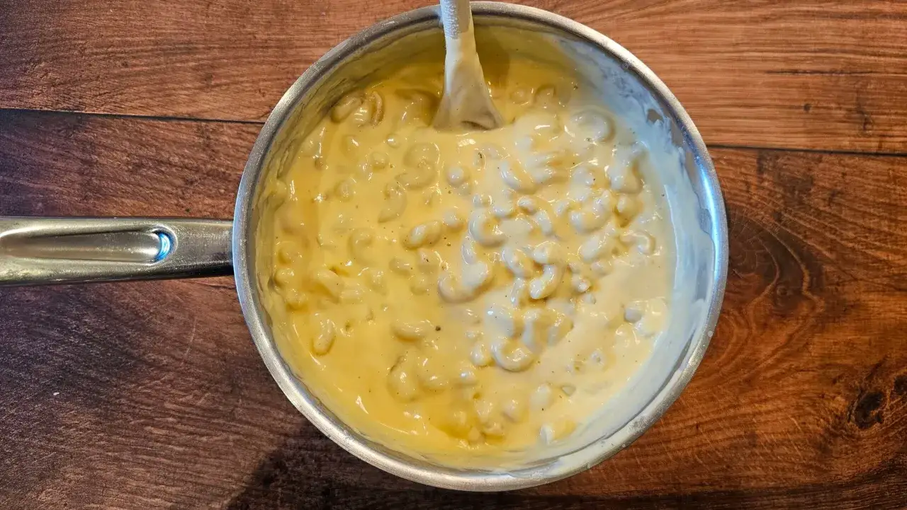 Macaroni et fromage crémeux dans une casserole, prêt à être dégusté.