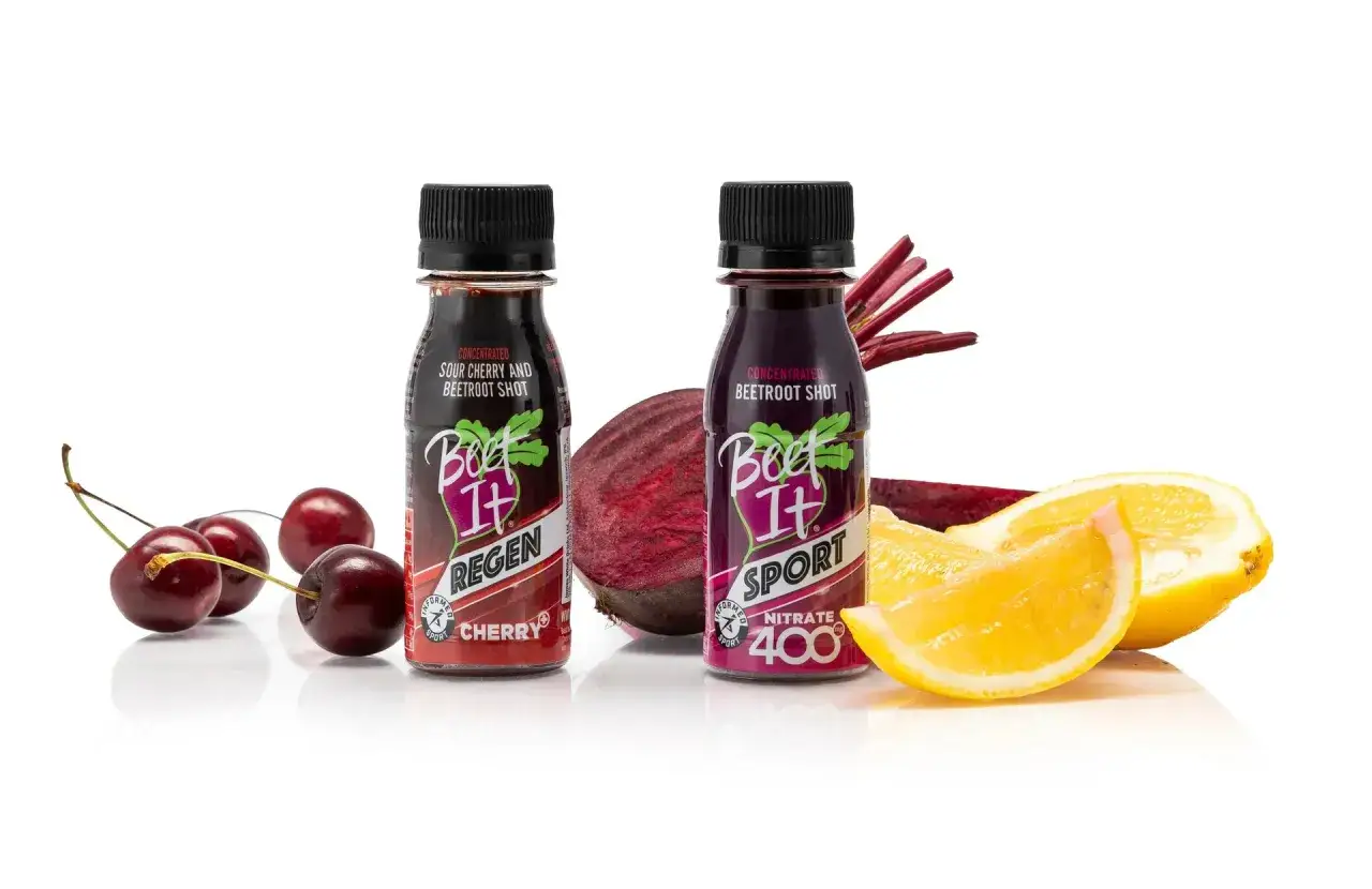 Zwei Flaschen Rote Bete Saft, eine mit Kirsche, die andere mit Zitrone. Perfekt, wann rote beete saft trinken f&uuml;r Energie.