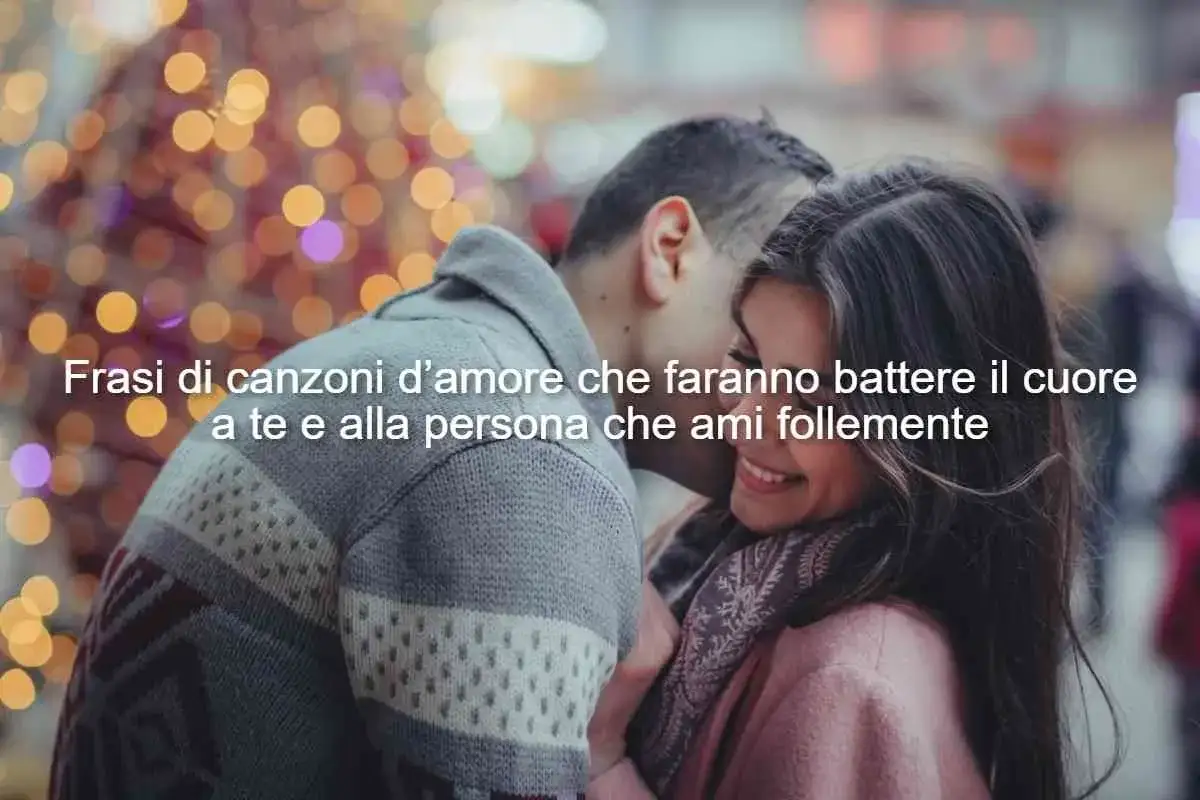 Coppia abbracciata, con luci sfocate sullo sfondo. Frasi di canzoni d'amore per la persona speciale che ami follemente.