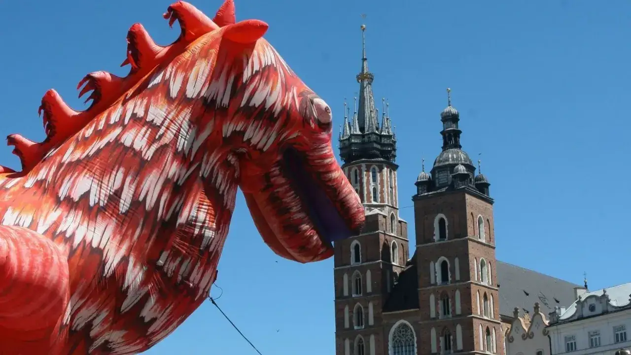 Smok Wawelski na Rynku Głównym w Krakowie, jak z atlas obscura krakow.