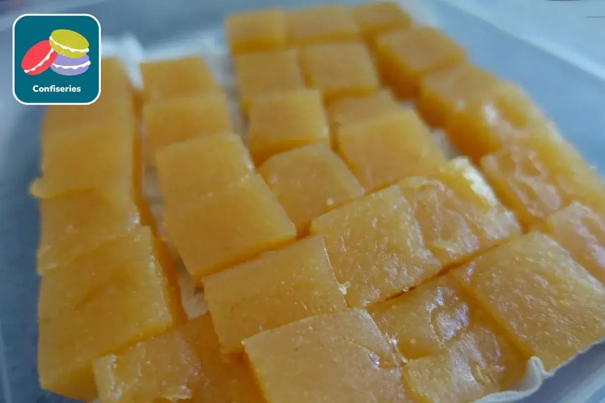 P&acirc;te de fruit coup&eacute;e en carr&eacute;s, pr&ecirc;te &agrave; faire s&eacute;cher au four. Un d&eacute;lice artisanal.
