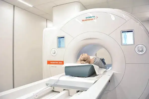 Rezonans magnetyczny głowy MRI diagnostyka