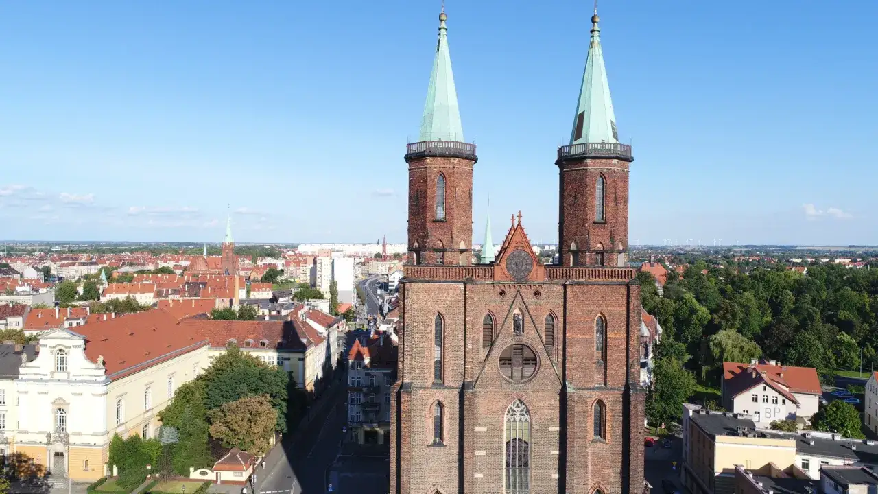 Dwie wieże kościoła g&oacute;rują nad miastem. Wspaniałe atrakcje Legnicy zachwycają z lotu ptaka.