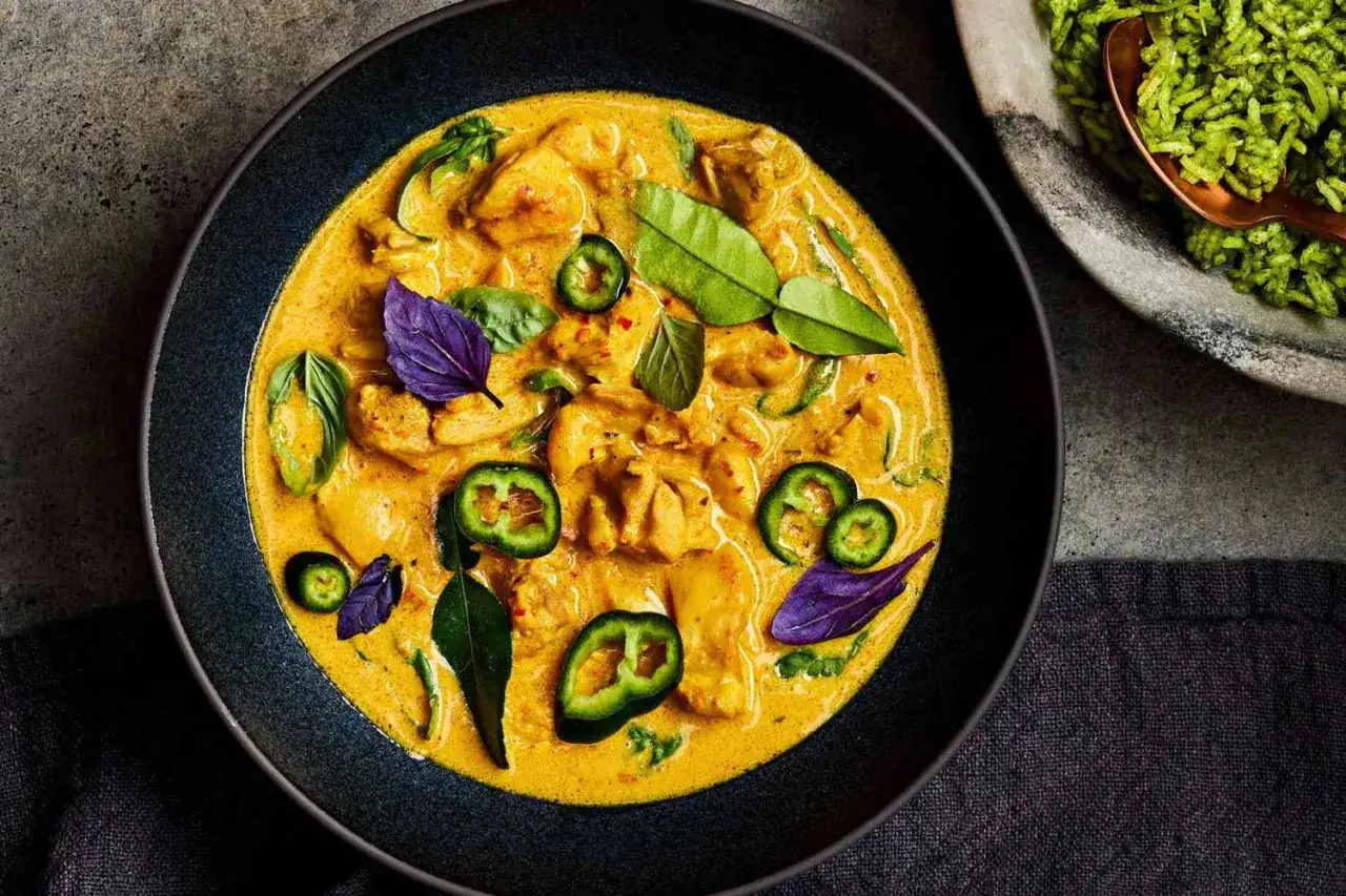Aksamitne, żółte curry z kurczakiem, ozdobione liśćmi limonki, papryczkami jalapeño i fioletową bazylią. To jest właśnie co to jest curry!