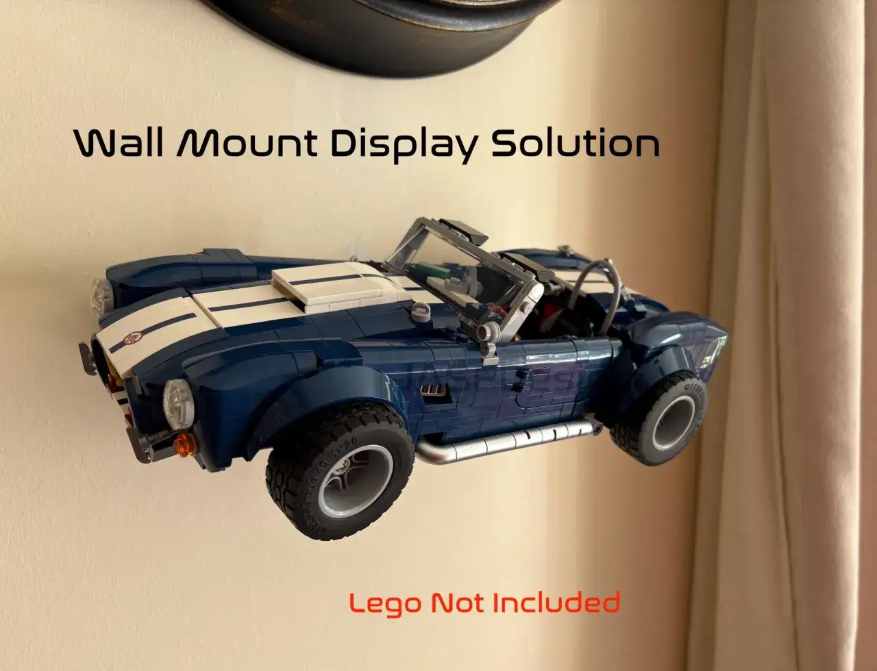 Ein blauer Lego Shelby Cobra mit wei&szlig;en Streifen, der an der Wand montiert ist.