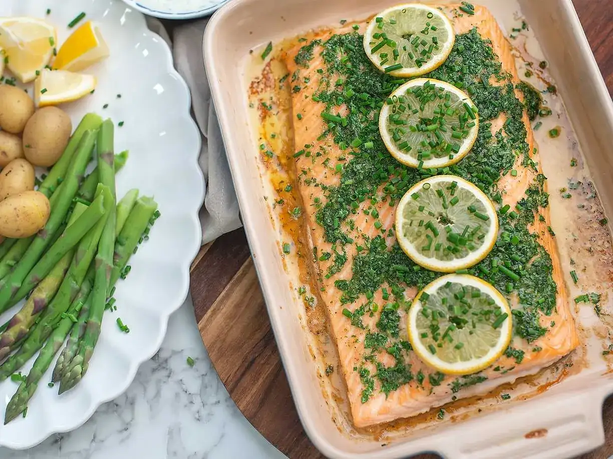 Ugnsbakad lax med citron och &ouml;rter, serverad med f&auml;rsk sparris, potatis och en kr&auml;mig kall s&aring;s till lax cr&egrave;me fraiche.