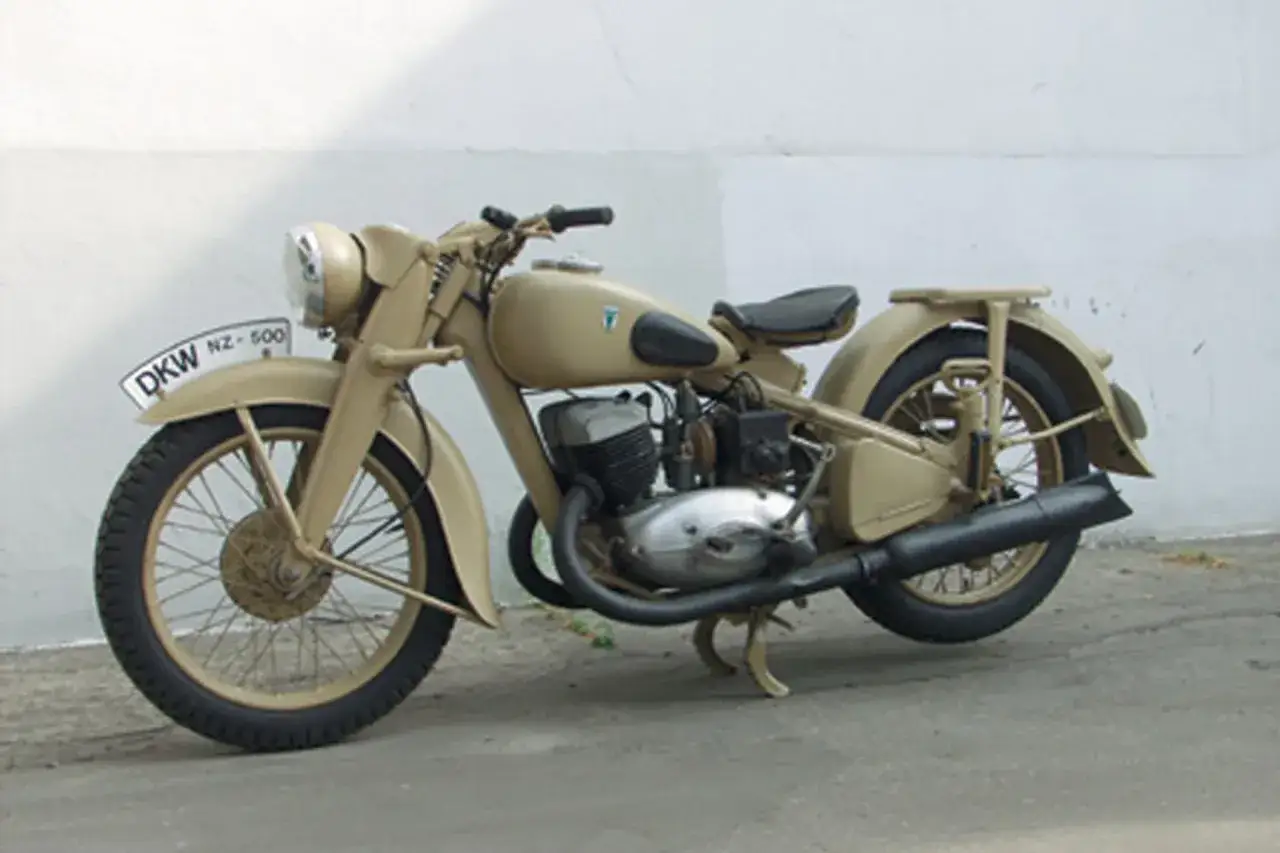 Beżowy motocykl DKW NZ 500 z lat 30. XX wieku, z charakterystycznym silnikiem i tablicą rejestracyjną.