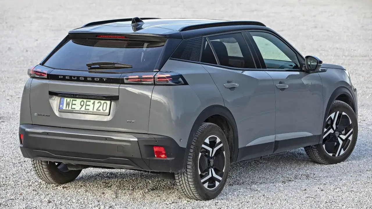 Szary Peugeot 2008 GT z czarnym dachem, widok z tyłu. Sprawdź aktualną peugeot 2008 cena.