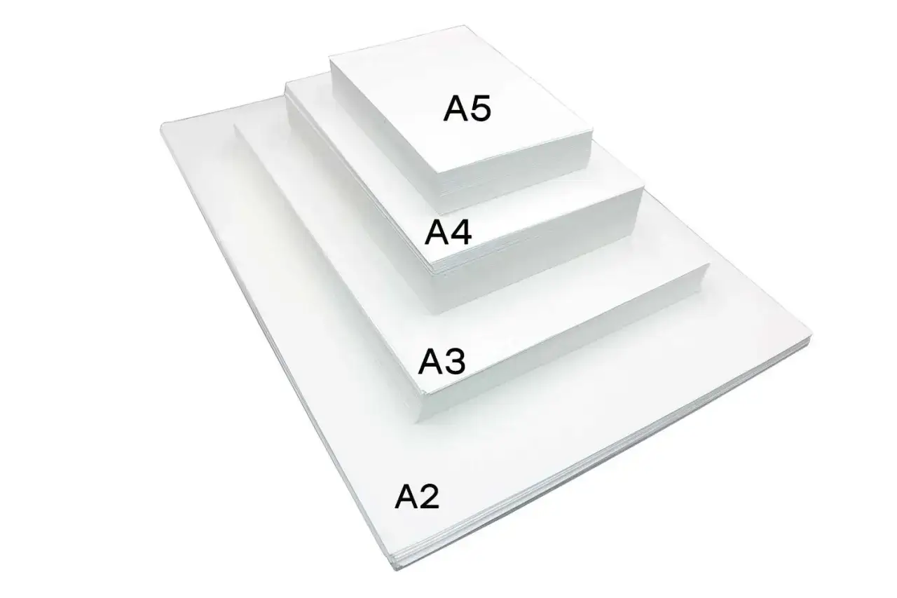 Pile de feuilles blanches de format A2, A3, A4 et A5, empil&eacute;es en d&eacute;grad&eacute;.