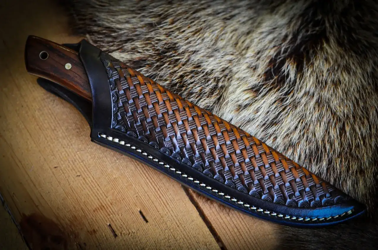 Funda de cuero artesanal para cuchillo, con intrincado tejido y detalles. Fundas para cuchillos a medida, perfectas para proteger tu equipo.