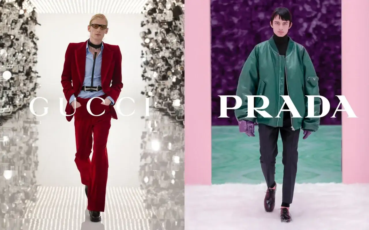 Dwóch mężczyzn na wybiegu. Po lewej model w czerwonym aksamitnym garniturze od włoskiego domu mody Gucci. Po prawej w zielonej kurtce od włoskiego domu mody Prada.