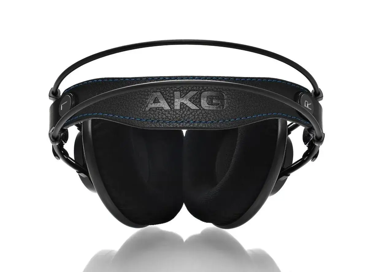 AKG K702 Kopfh&ouml;rer im Detail. Der B&uuml;gel mit AKG-Logo und blauer Naht verspricht Komfort f&uuml;r den akg k702 test.