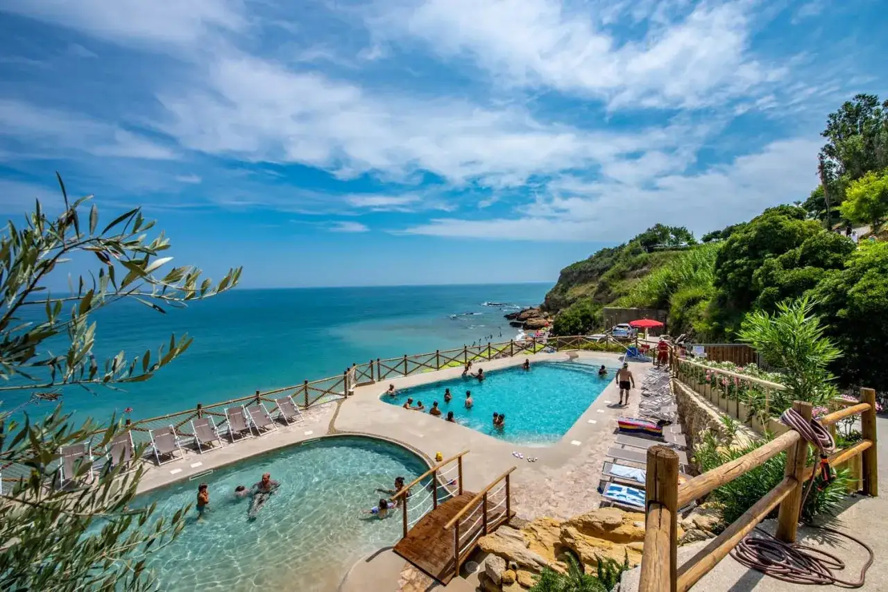 Piscine panoramiche con vista mare, perfette per i bambini nei villaggi turistici in Abruzzo. Relax e divertimento assicurati.