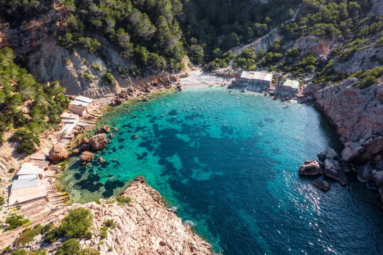 Calas y aguas cristalinas, un para&iacute;so para descubrir qu&eacute; ver en Ibiza en 4 d&iacute;as.