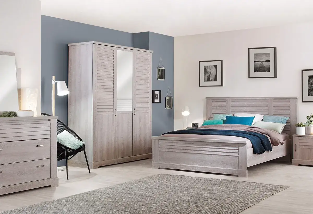 Une chambre adulte aux tons doux, avec une peinture murale bicolore. Un grand dressing et un lit confortable invitent à la détente.