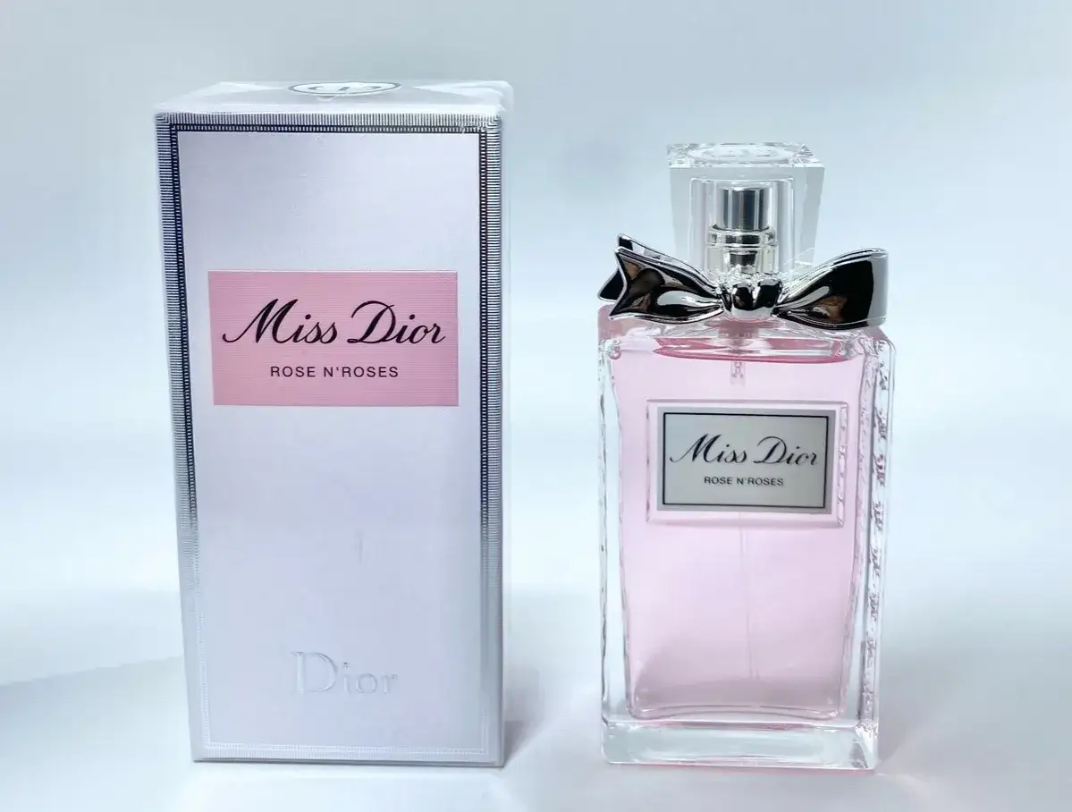 Elegancki flakon Miss Dior EDT Rose N'Roses z ozdobną kokardką i pudełko.