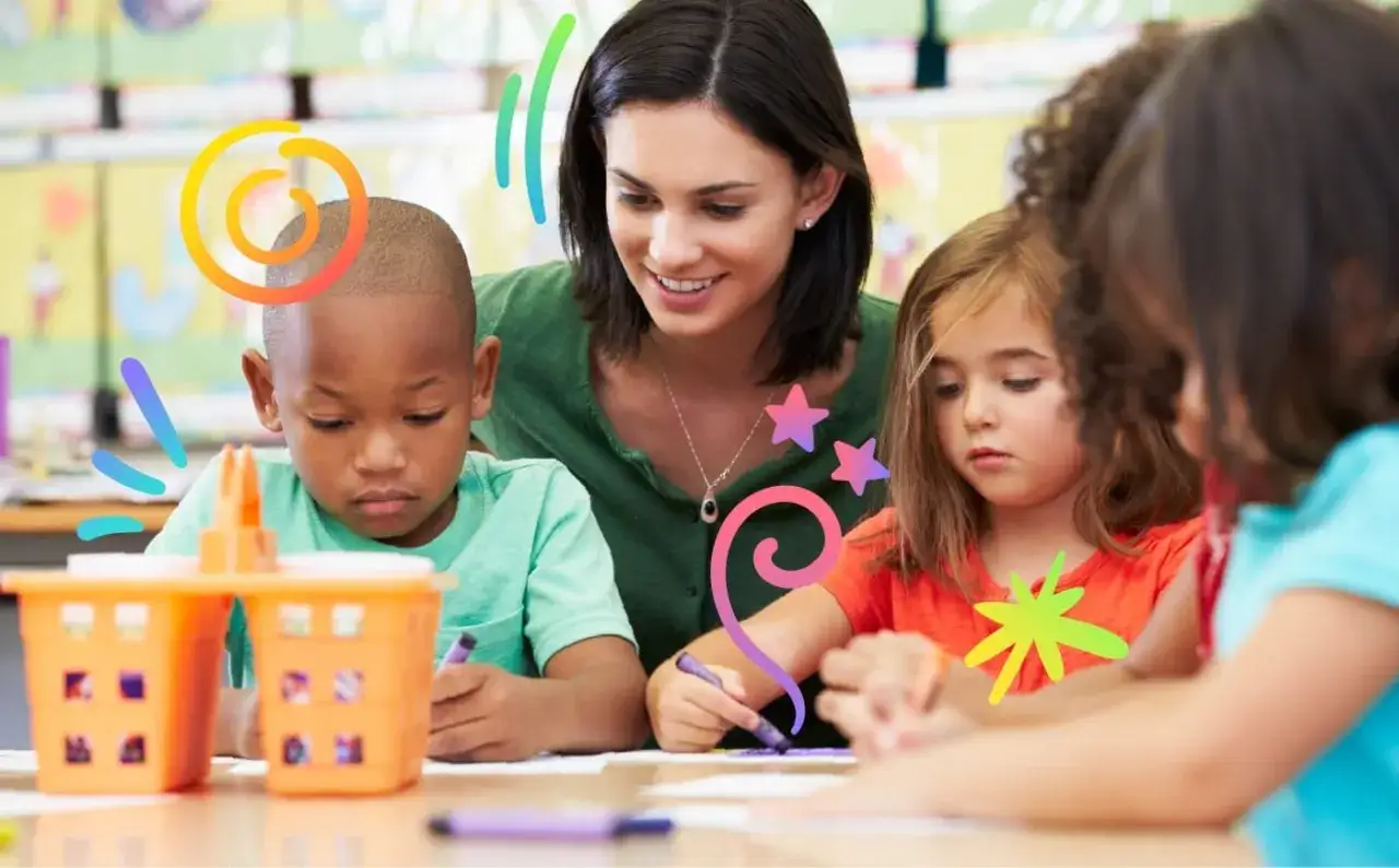 Maestra sonr&iacute;e mientras gu&iacute;a a ni&ntilde;os en actividad art&iacute;stica. Un m&eacute;todo did&aacute;ctico visualmente atractivo para el aprendizaje.