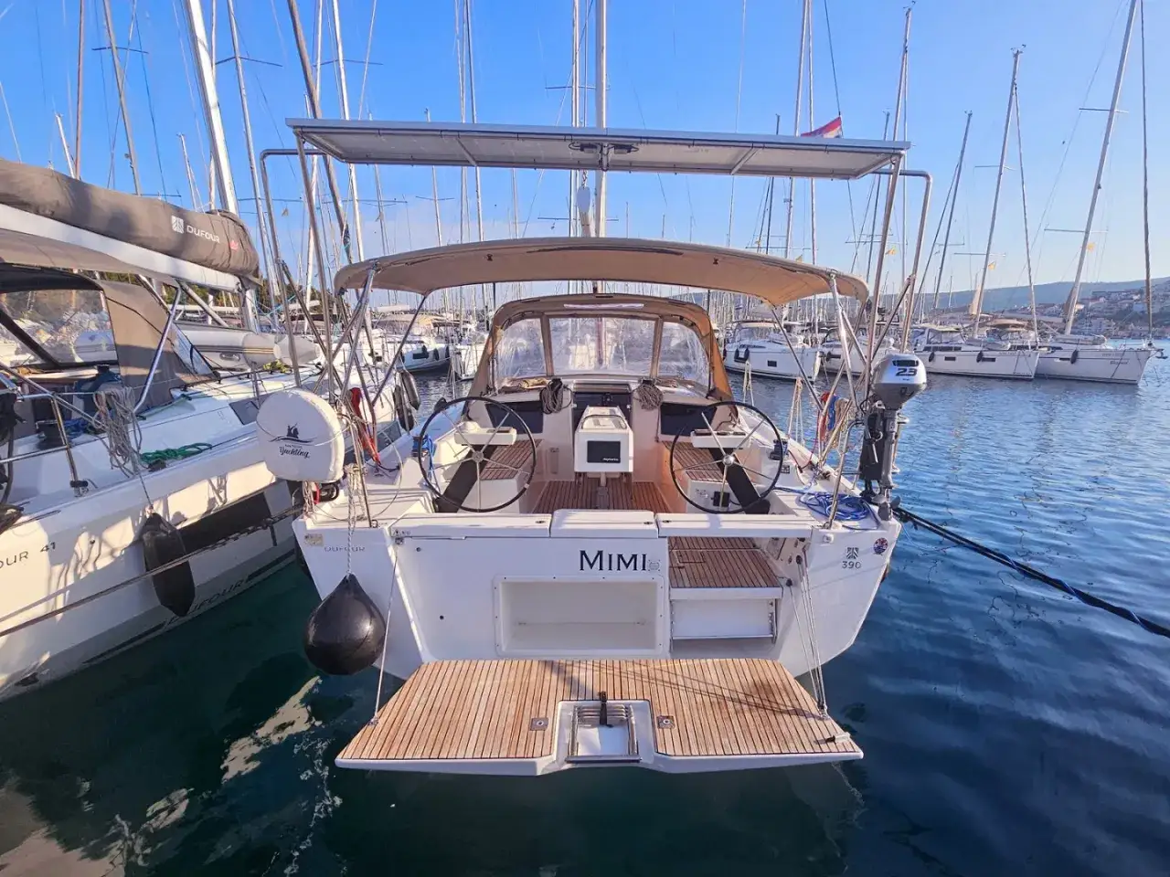Vue arrière d'un voilier Dufour 390,