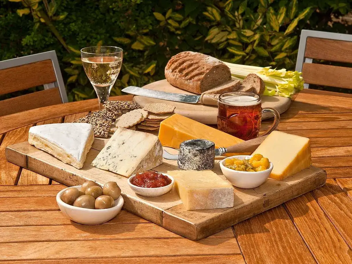 En h&auml;rlig ostbricka med olika ostar, kex, br&ouml;d, oliver och chutney. Perfekt f&ouml;r en picknick utomhus. Undrar om man kan frysa ost?