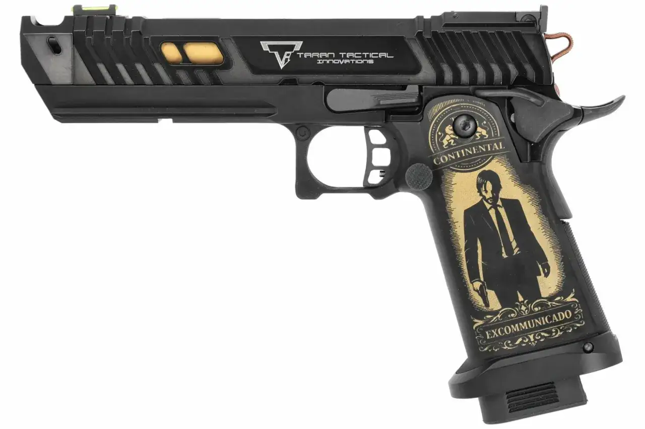 Pistola airsoft que dispara, con dise&ntilde;o de John Wick y el logo del Continental.