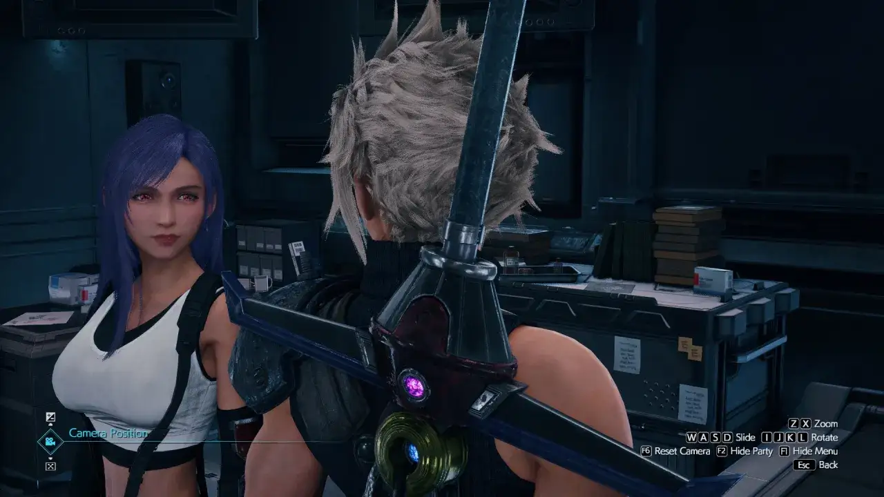 Tifa i Cloud w Final Fantasy 7 Remake PC. Widok zza pleców Clouda, z Tifą po lewej.