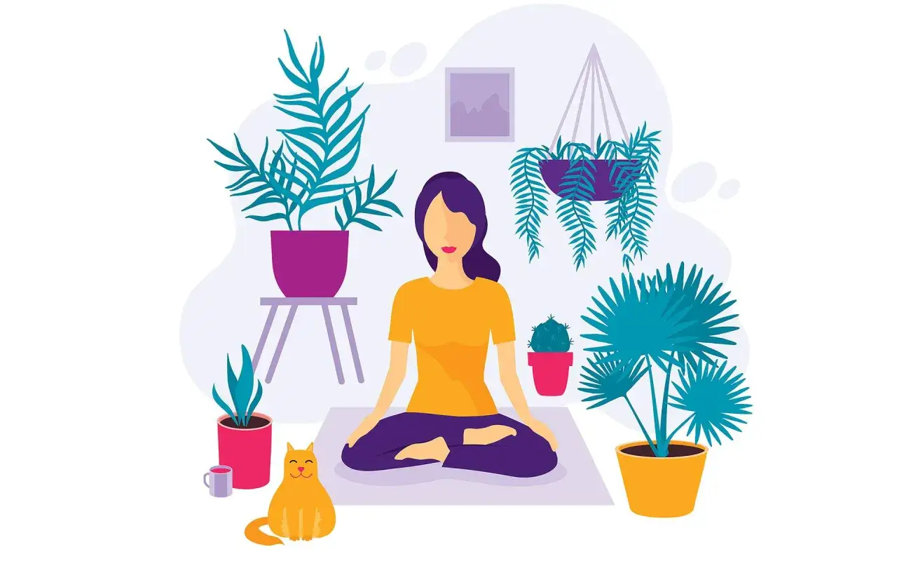 En kvinna mediterar i lotusst&auml;llning omgiven av gr&ouml;na v&auml;xter och en katt. En lugn typ av meditation.