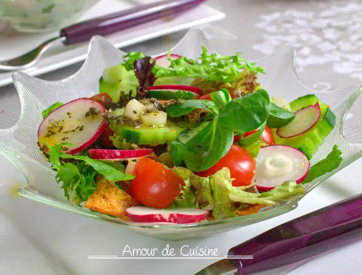 En fräsch sallad med grönsaker, krutonger och en härlig dressing, perfekt som ett fattoush recept.
