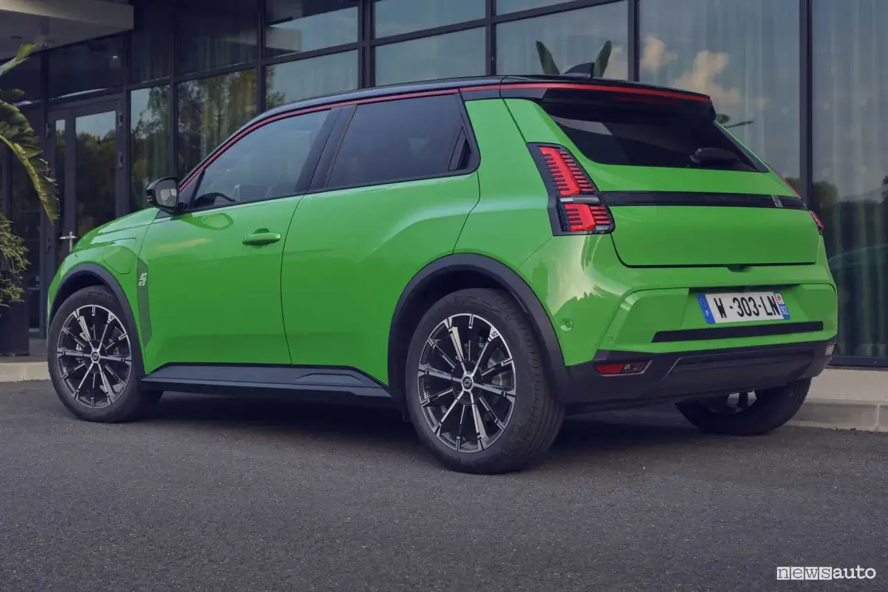 La Renault 5 elettrica, con le sue dimensioni compatte, si presenta in un vivace verde brillante, pronta a conquistare la città.
