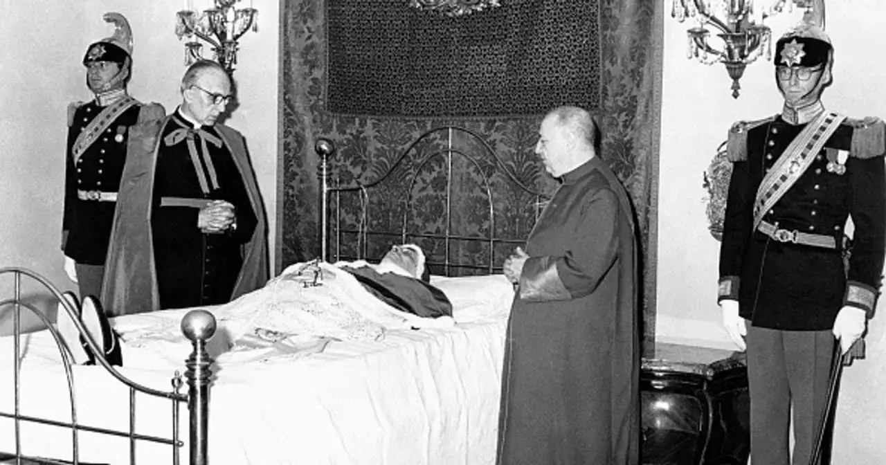 Uroczyste czuwanie przy ciele Piusa XII, przygotowania do balsamowania.