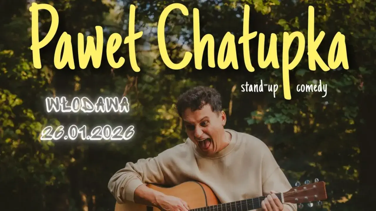 Paweł Chałupka stand up w Włodawie 26.01.2026. Komik z gitarą, pełen energii, zapowiada swój występ.