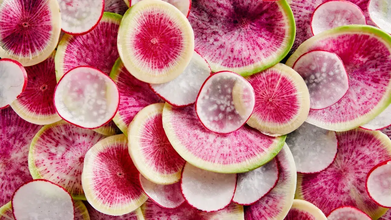 Bunte Scheiben von Radieschen, die zeigen, wie gesund radieschen sind. Sie sind ein visueller Genuss und voller N&auml;hrstoffe.