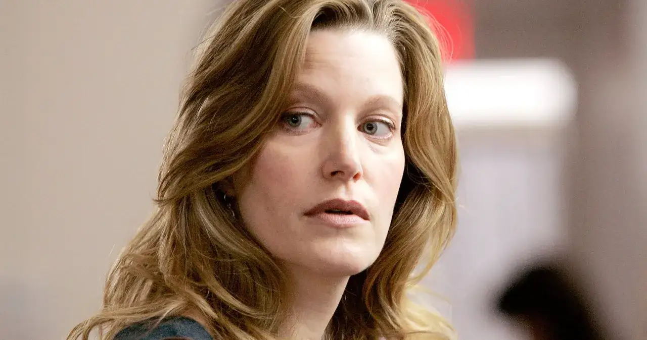 Skyler White, la moglie di Walter White, con uno sguardo preoccupato e capelli biondi mossi.