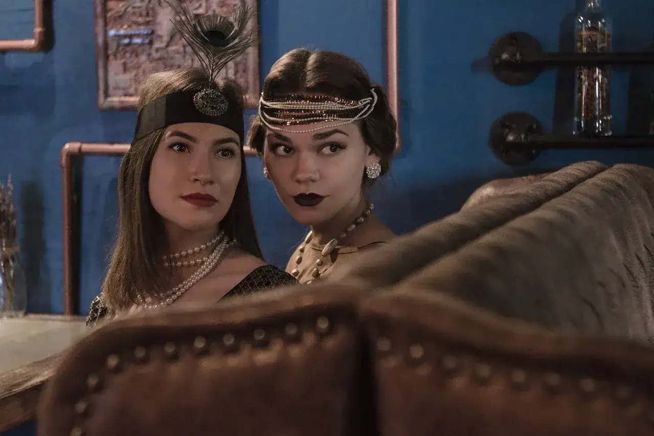 Strój flapper girl i dżentelmen z lat 20.