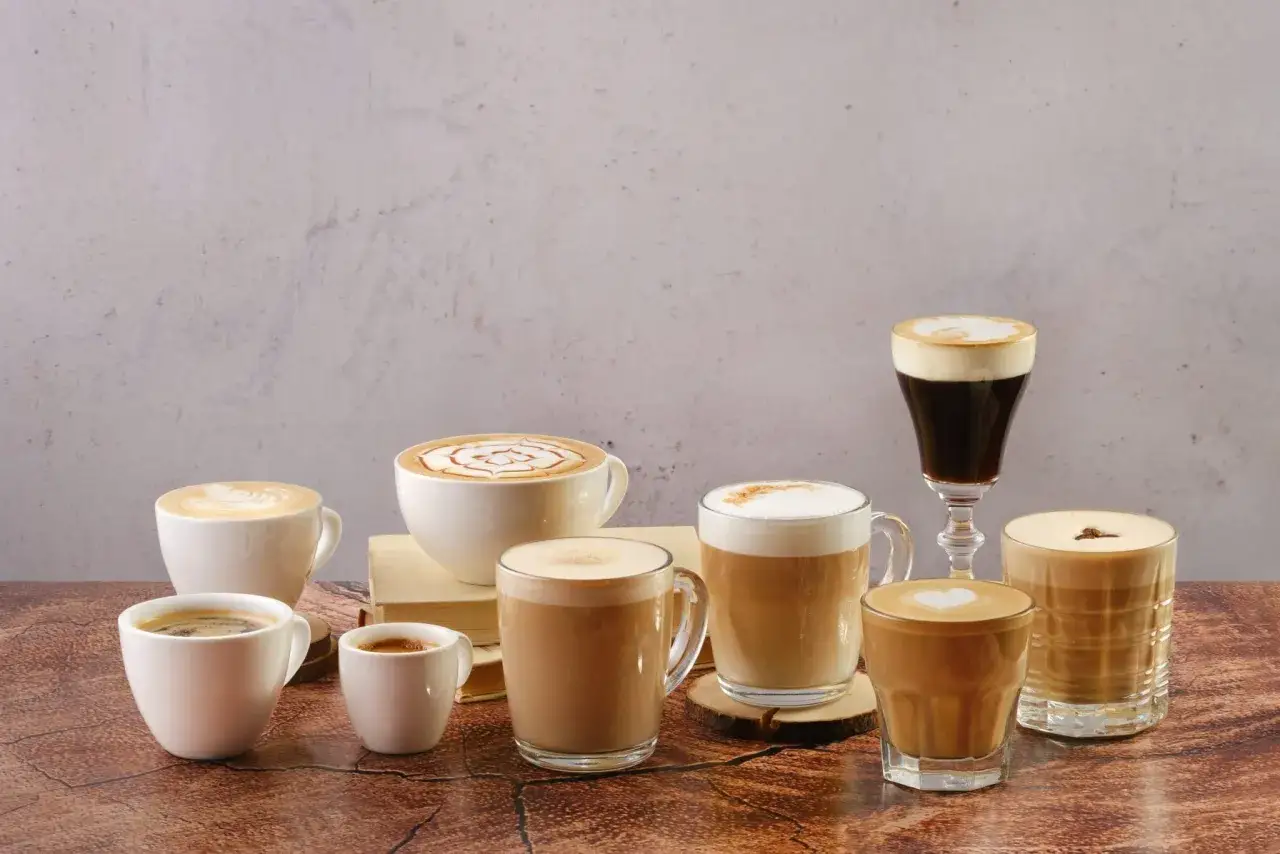 En samling kaffedrycker, från en liten espresso till en latte macchiato vs latte.