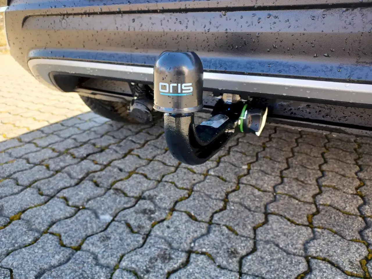 Eine abnehmbare Anhängerkupplung (AHK) am Auto, hier von Oris, ermöglicht das Ziehen von Anhängern.
