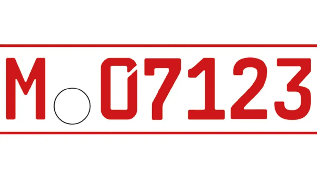 Rotes Kennzeichen M 07123, typisch f&uuml;r H-Kennzeichen in Europa.