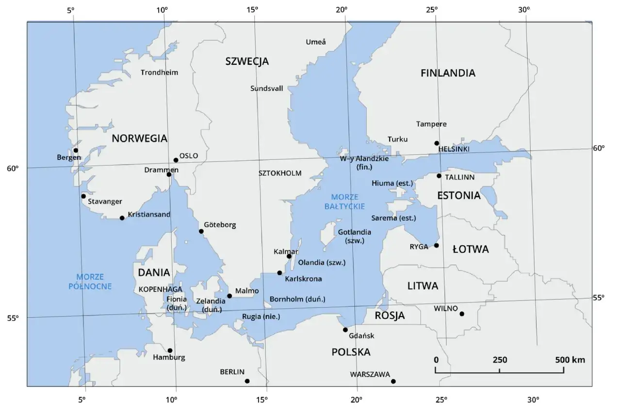 Mapa Morza Bałtyckiego z zaznaczonymi krajami i miastami. Widać wyspy: Alandzkie, Gotlandia, Olandia, Bornholm, Rugia, Fionia, Zelandia, Hiiuma, Sarema. Trudno określić, ile wysp jest na Bałtyku.