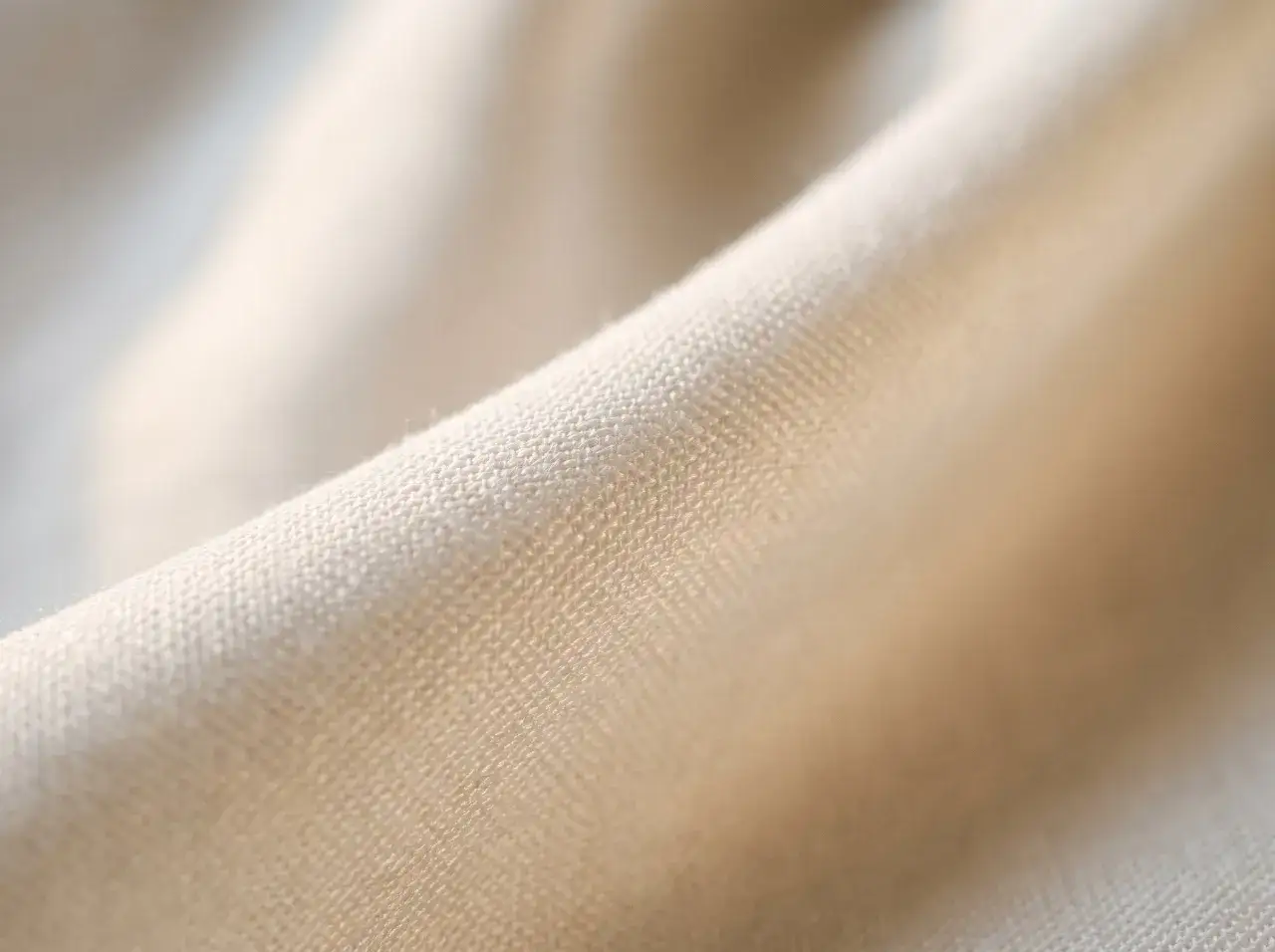Sanfter Stoff aus Lyocell, der leicht knittert und eine feine Webstruktur zeigt.