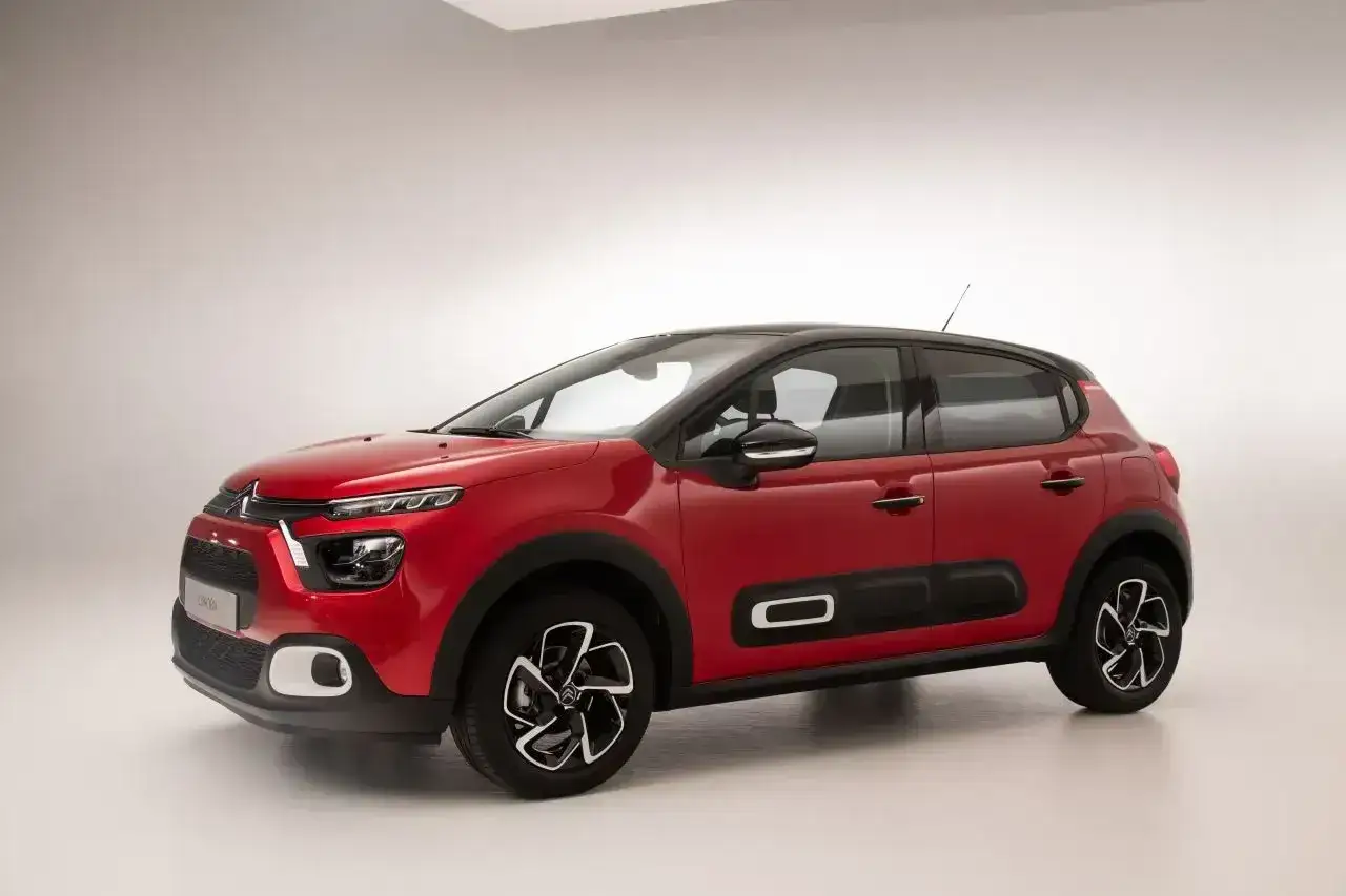 Czerwony Citroen C3 z czarnym dachem, idealny do miasta. Sprawdź jego kompaktowe citroen c3 wymiary.