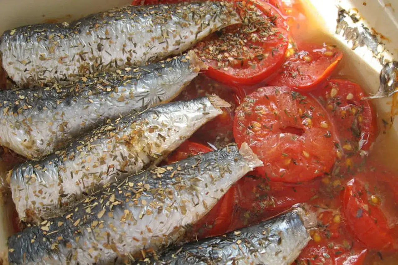Sardines cuites avec des tomates et des herbes. La question