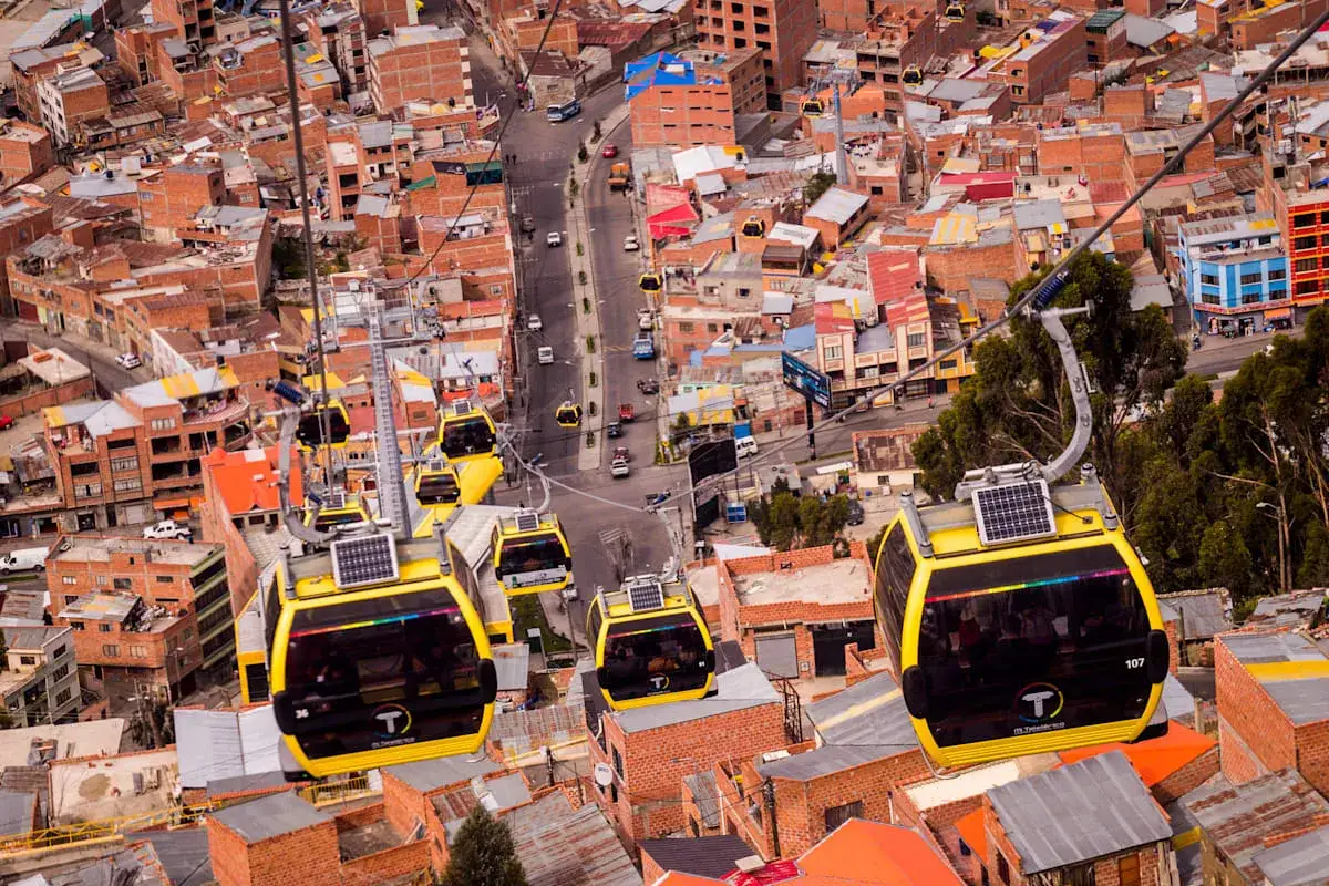 Gelbe Gondeln schweben &uuml;ber La Paz, Bolivien. Die Seilbahn bietet einen atemberaubenden Blick auf die Stadt und ihre roten D&auml;cher.