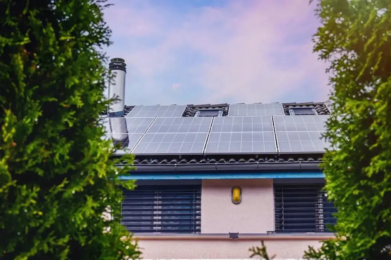 Paneles solares en tejado, ideales para aprovechar las subvenciones de placas solares en Arag&oacute;n y generar energ&iacute;a limpia.