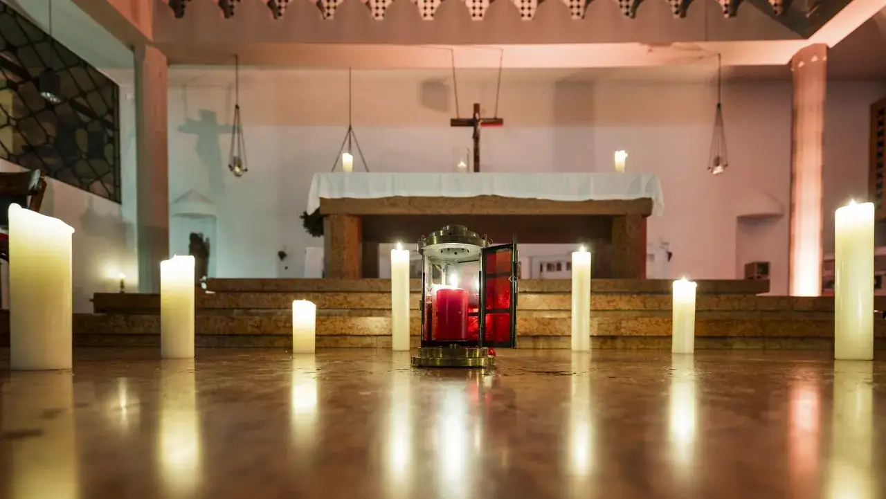 Kerzenlicht in der Kirche, ein Symbol für die weihnachtsbotschaft friede auf erden.