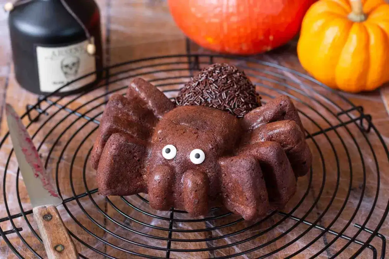Tarte chocolat Halloween en forme d'araignée, prête à effrayer et régaler. Des vermicelles de chocolat forment son dos.