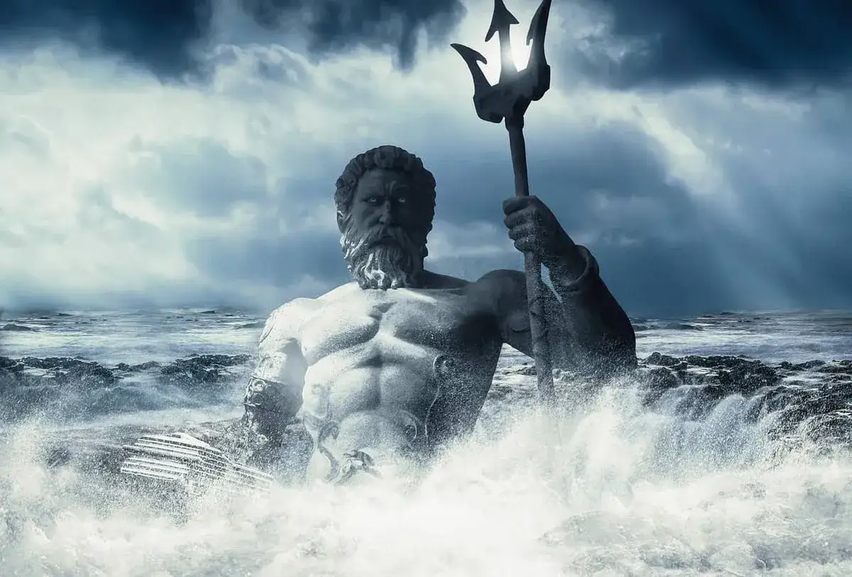 La statue de Poséidon, dieu des mers, émerge des vagues déchaînées, son trident brandi.