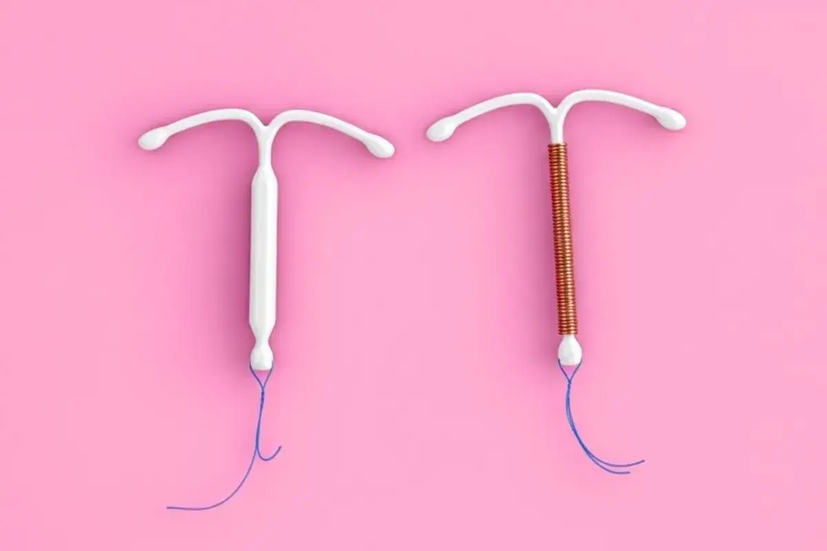 Dos DIU en Espa&ntilde;a: uno de cobre y otro hormonal, sobre fondo rosa.