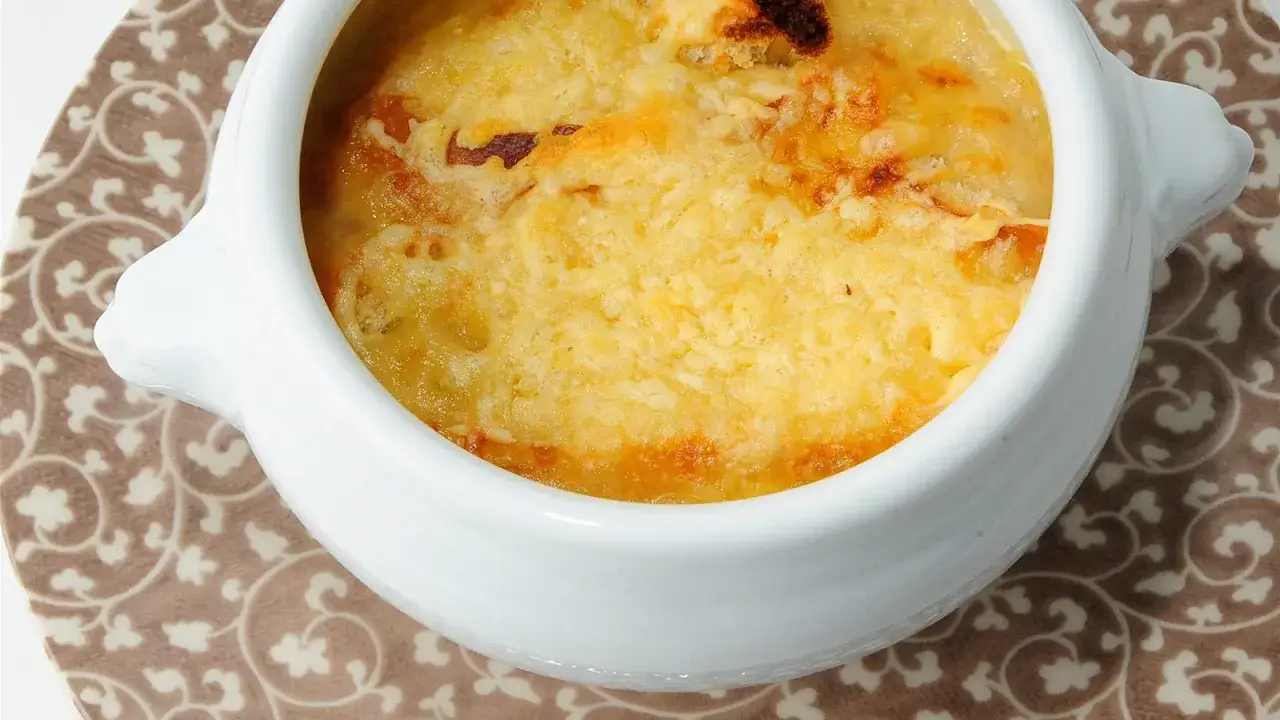 Sopa de cebolla gratinada, lista para disfrutar. Así se hace la sopa de cebolla, con queso dorado y burbujeante.