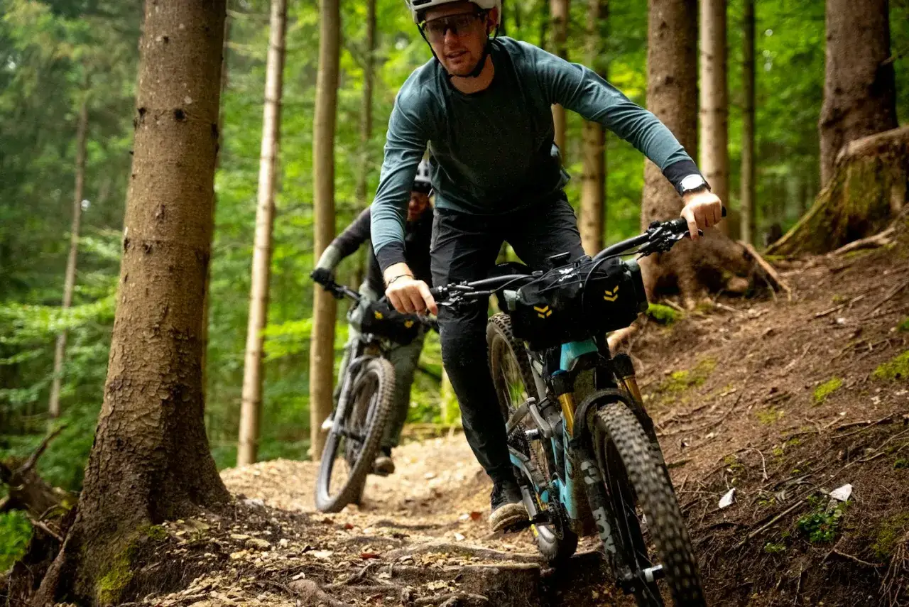 Zwei Radfahrer auf einem Waldweg, bereit f&uuml;r ein Bikepacking-Abenteuer.